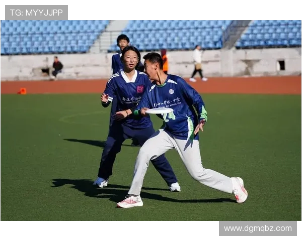 广州飞盘队在极限运动联赛中以65分稳居积分榜首位